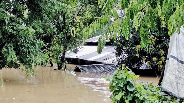 কক্সবাজারে পানিবন্দি ৩ লাখ মানুষ