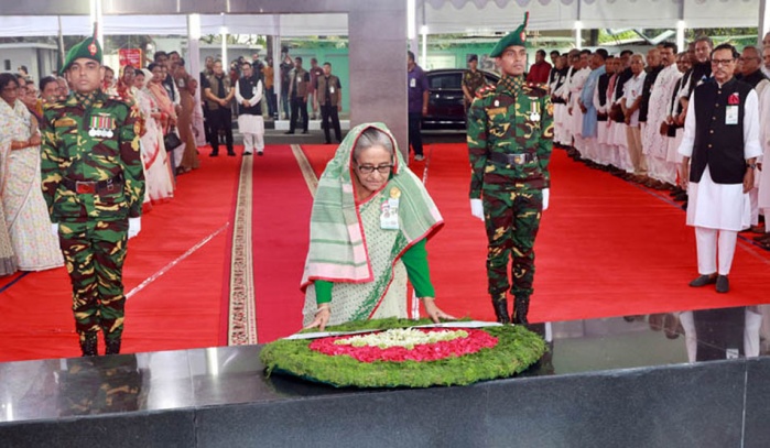 বঙ্গবন্ধুর প্রতিকৃতিতে প্রধানমন্ত্রীর শ্রদ্ধা