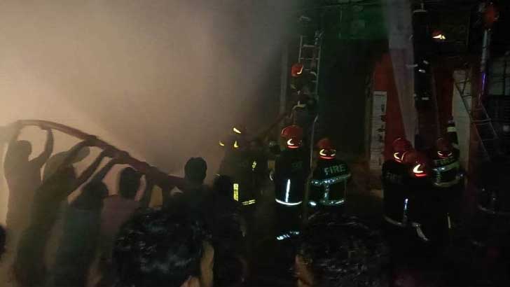 মধ্যরাতে ওয়ারীতে আগ্নিকাণ্ড