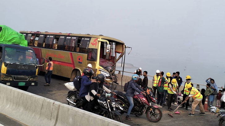 পদ্মা সেতুতে দুই বাসের মুখোমুখি সংঘর্ষ