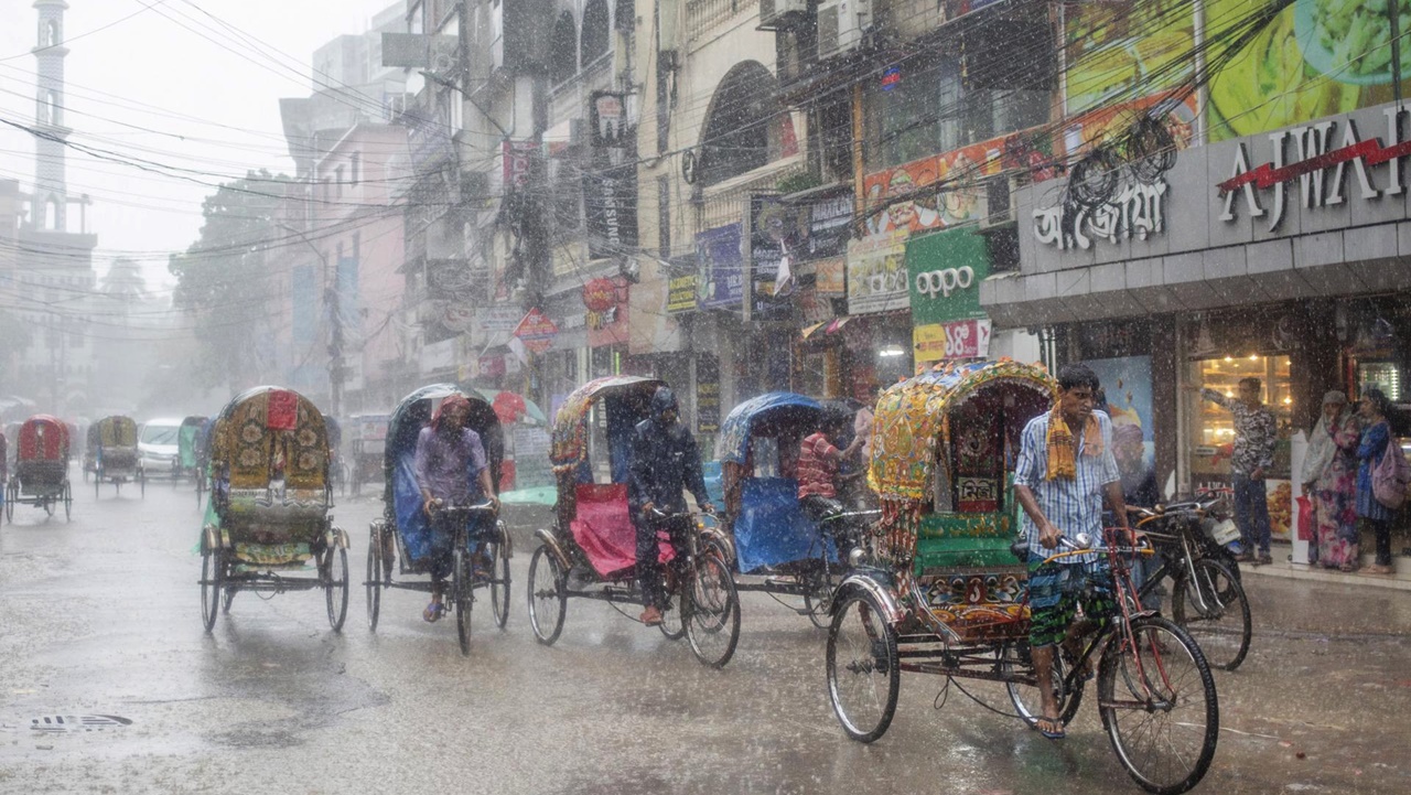 বৃষ্টি কমবে কাল, রোদের দেখা মিলবে পরশু