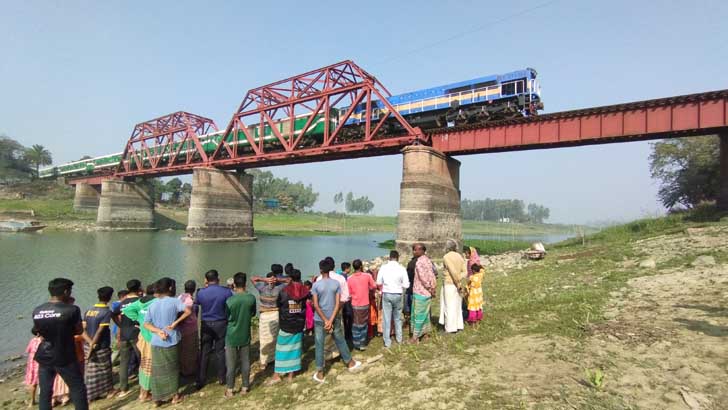 পাবনায় রেলব্রিজের নিচ থেকে কিশোরের লাশ উদ্ধার