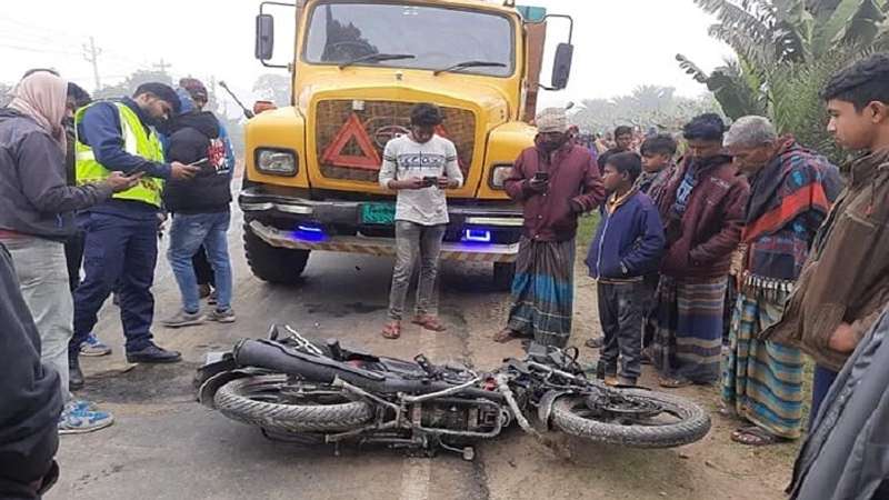 সিরাজগঞ্জে সড়কে প্রাণ গেল ৩ কলেজছাত্রের