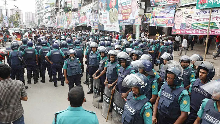 ১০ হাজার পুলিশ মোতায়েন, নিরাপত্তা ঘাটতি দেখলেই শক্তিপ্রয়োগ