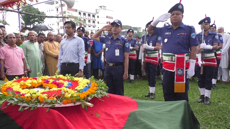 নোয়াখালীতে মায়ের কবরের পাশে শায়িত সিরাজুল আলম খান