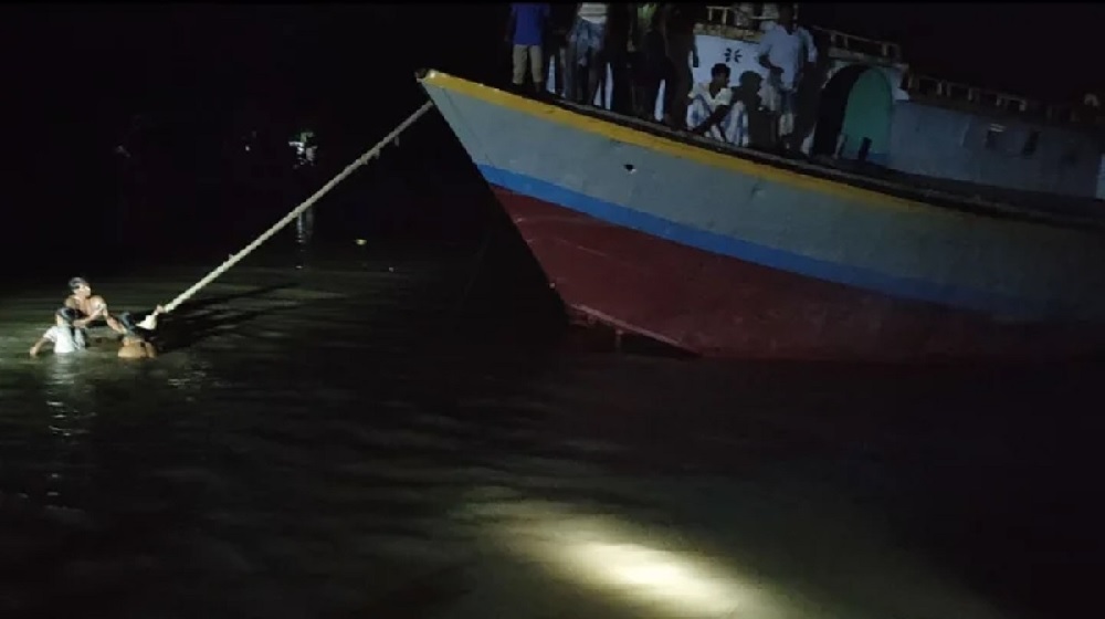 মুন্সিগঞ্জে বাল্কহেডের ধাক্কায় ট্রলার ডুবি, ৩ মরদেহ উদ্ধার