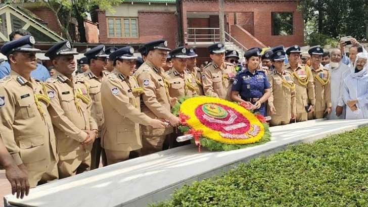 বঙ্গবন্ধুর সমাধিতে নতুন ডিএমপি কমিশনারের শ্রদ্ধা