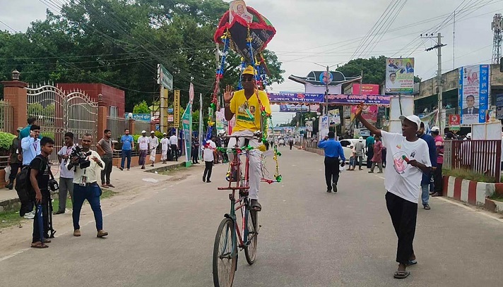 প্রধানমন্ত্রীকে দেখাতে দ্বিতল বাইসাইকেলে সমাবেশে ছাবেদ আলী