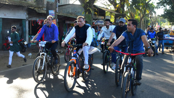 সাইকেল চালিয়ে নির্বাচনি প্রচারণা শুরু তথ্যমন্ত্রীর