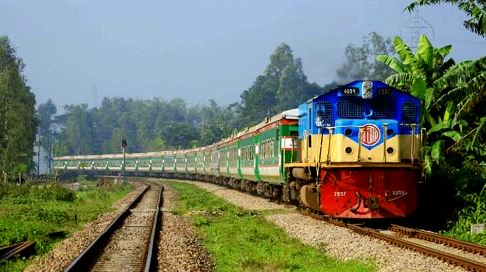 নাশকতা এড়াতে দুই ট্রেন চলাচল বন্ধ