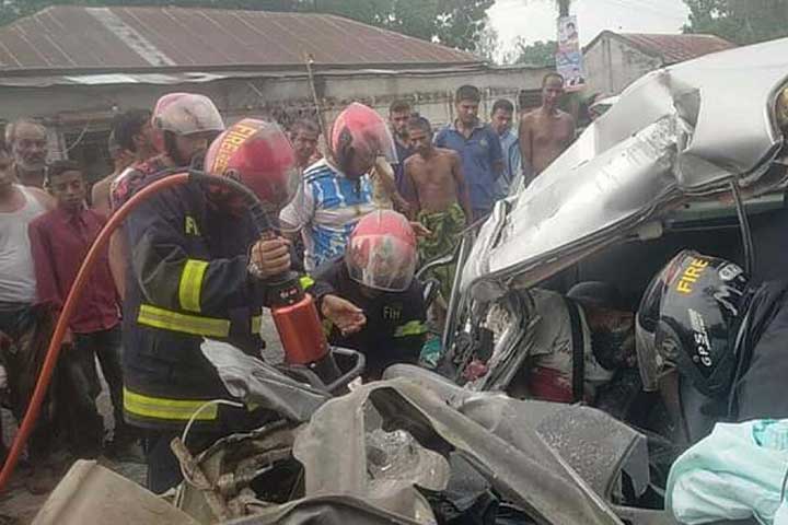 গাইবান্ধায় বাস-প্রাইভেটকার সংঘর্ষে নিহত ২