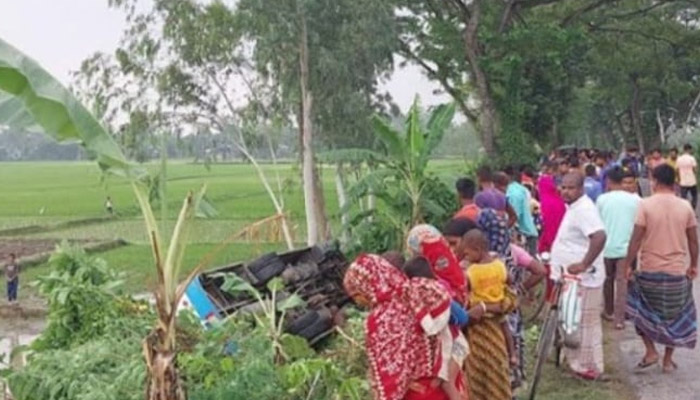 জয়পুরহাটে যাত্রীবাহী বাস উল্টে খাদে, আহত ৩০