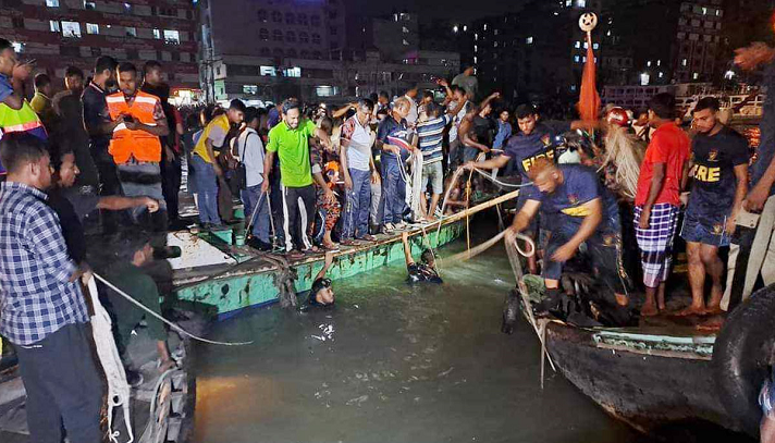 বুড়িগঙ্গায় ওয়াটার বাসডুবি : নারী-শিশুসহ ৪ লাশ উদ্ধার