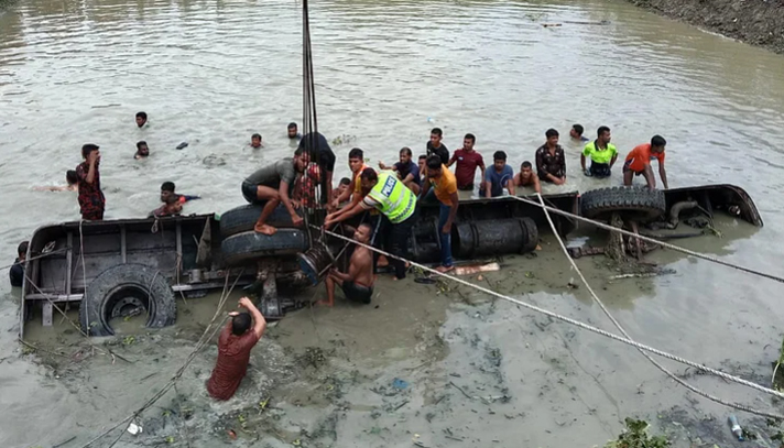 ঝালকাঠিতে বাস উল্টে পুকুরে, নিহত ১৭