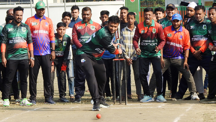 ক্রিকেট খেলে সাকিবের নির্বাচনী প্রচারণা