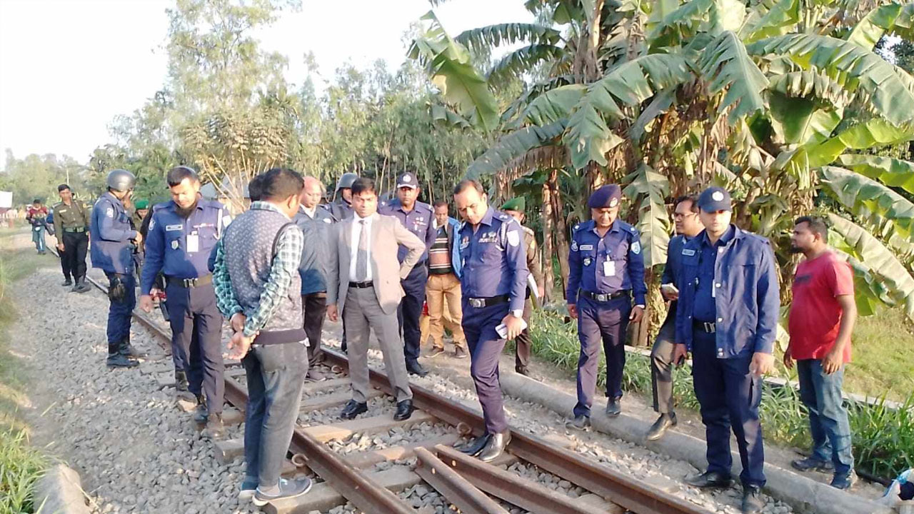 কুড়িগ্রাম-রংপুর রেললাইনের নাট খুলে নিয়েছে দুর্বৃত্তরা