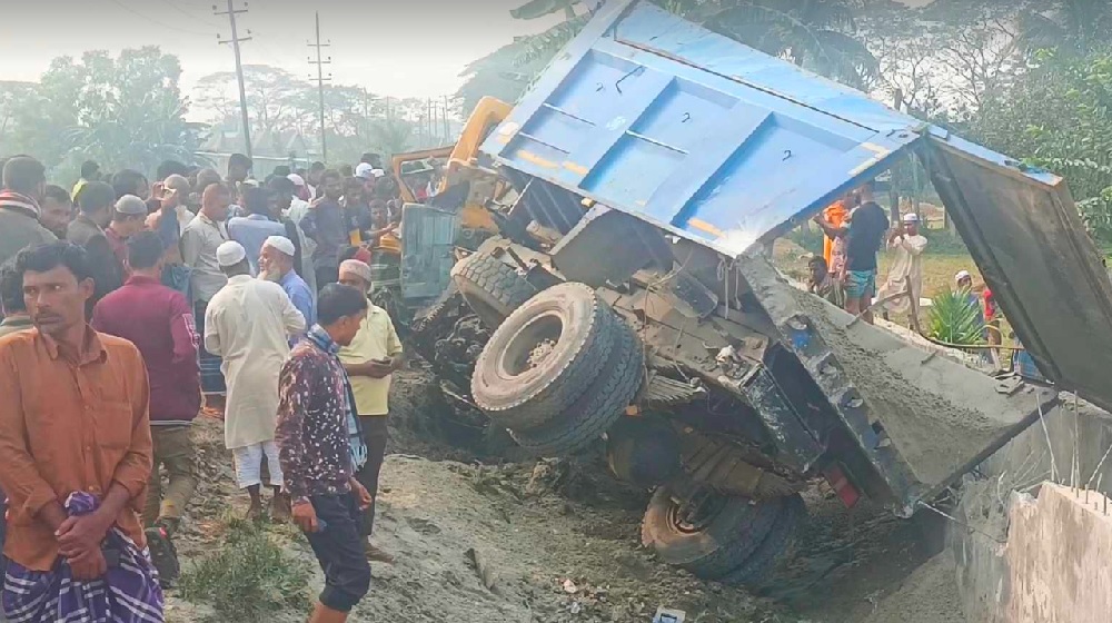 ময়মনসিংহে মালবাহী ট্রাকে ট্রেনের ধাক্কা, নিহত ৪