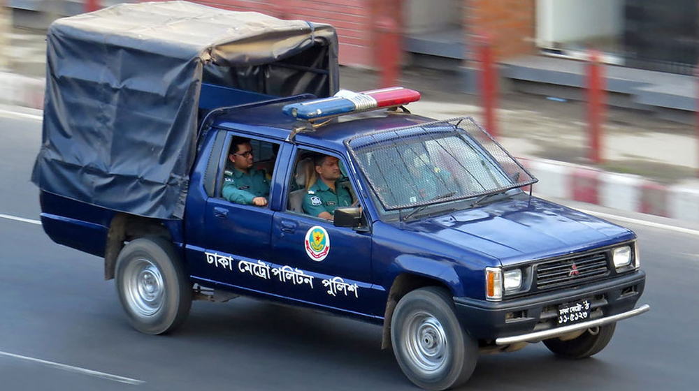 উত্তরায় পুলিশের গাড়িতে ককটেল হামলা, এসআইসহ আহত ৩