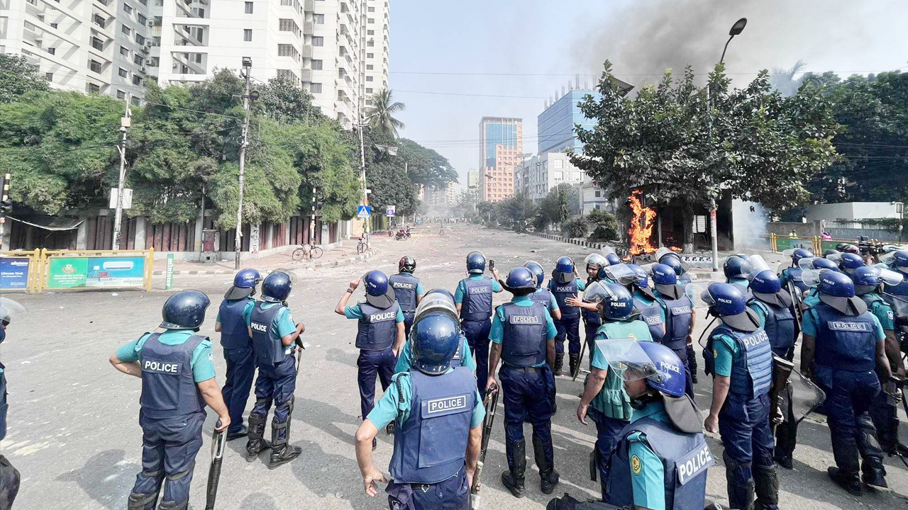 পুলিশ-বিএনপি সংঘর্ষে থমথমে কাকরাইল