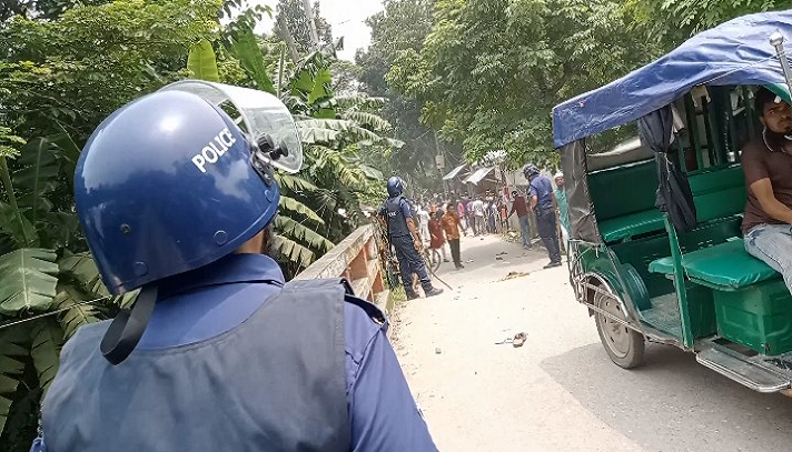 পুলিশ-বিএনপি সংঘর্ষে রণক্ষেত্র দশমিনা