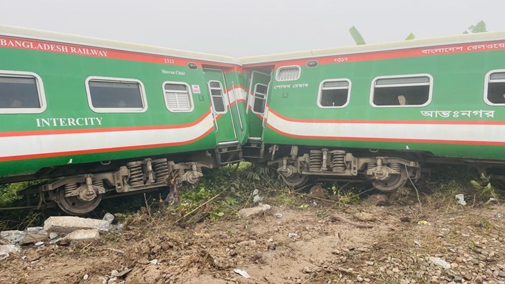 গাজীপুরে ট্রেনের ইঞ্জিনসহ ৭ বগি লাইনচ্যুত, নিহত ১