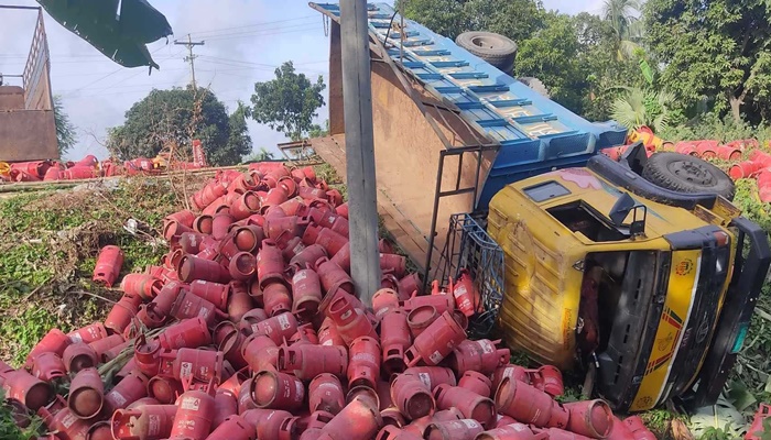 নাটোরে বাস-ট্রাক মুখোমুখি সংঘর্ষে নিহত ২