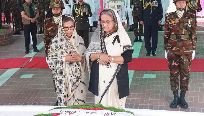 টুঙ্গিপাড়ায় বঙ্গবন্ধুর সমাধিতে প্রধানমন্ত্রীর শ্রদ্ধা