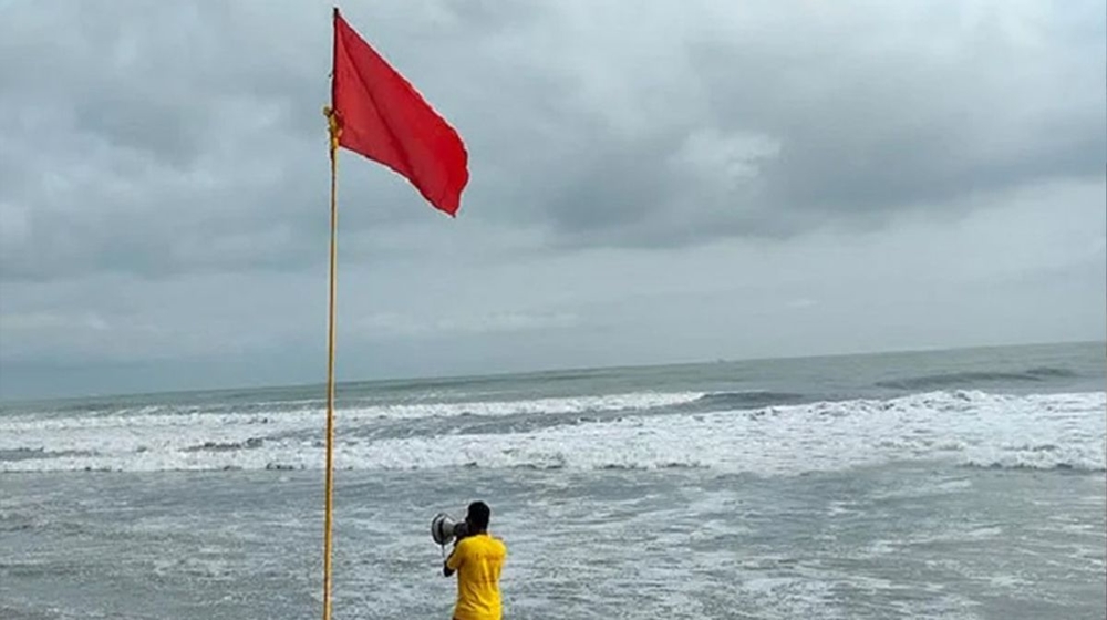 উপকূলের আরও কাছে ঘূর্ণিঝড় ‘ডানা’, সমুদ্র বন্দরে ৩ নম্বর সতর্ক সংকেত