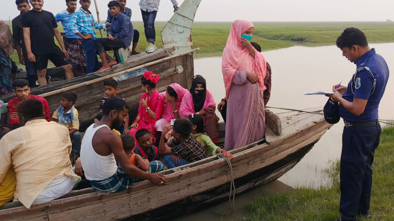 ৯৯৯ নম্বরে কল পেয়ে চরে আটকা ৮০ দর্শনার্থীকে উদ্ধার করলো নৌ-পুলিশ