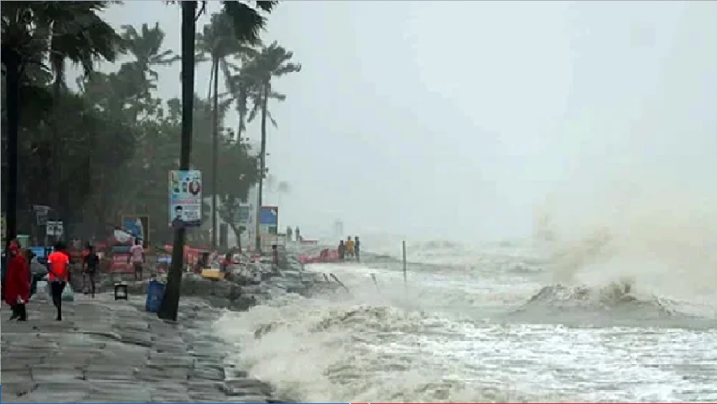 উপকূলে তাণ্ডব চালাচ্ছে ঘূর্ণিঝড় রিমাল