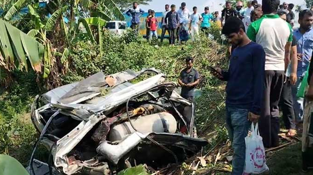 মাধাইয়ায় মাইক্রোবাস নিয়ন্ত্রণ হারিয়ে গাছে ধাক্কা, নিহত ৩