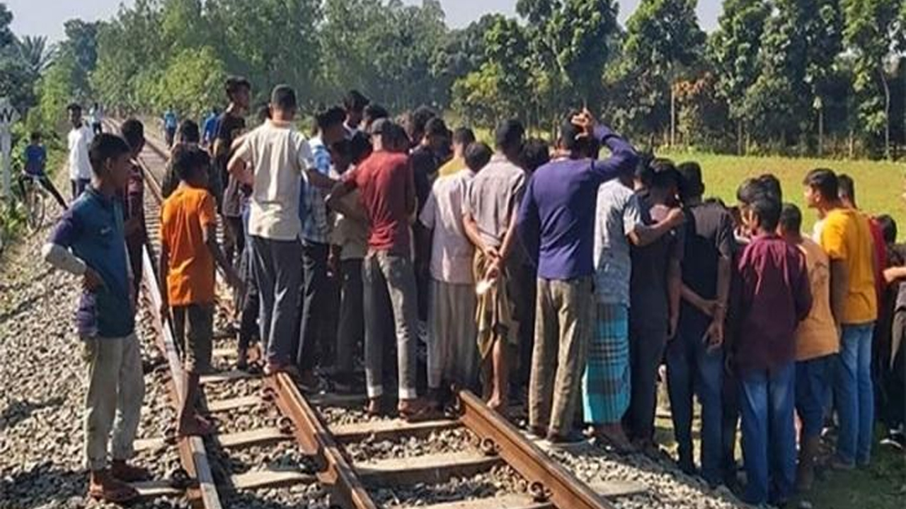 রেললাইনে বসে গেম খেলছিল ২ স্কুলছাত্র, ট্রেনে কাটা পড়ে মৃত্যু