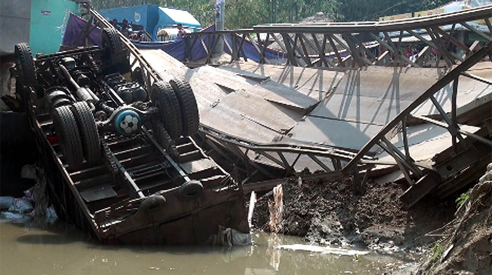 ব্রিজ ভেঙে ট্রাক খালে, বরিশাল-ভোলা যান চলাচল বন্ধ