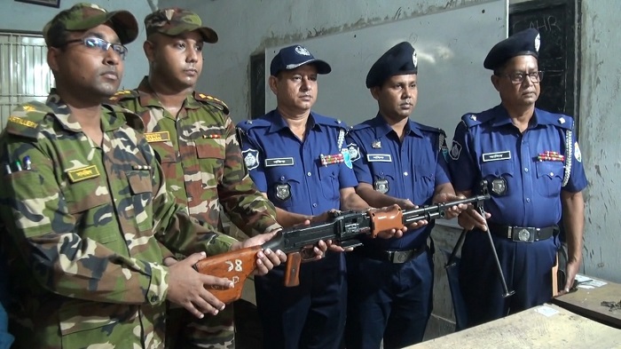 ভৈরবে বিপুল পরিমাণে উদ্ধার হওয়া অস্ত্র পুলিশের হাতে হস্তান্তর করেছে সেনাবাহিনী