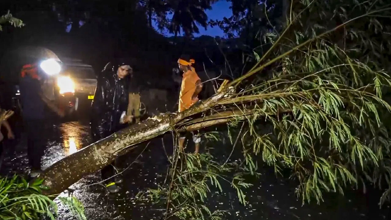 ওড়িশায় আঘাতের পর ছত্তীসগঢ়-মধ্যপ্রদেশের দিকে ‘দানা’