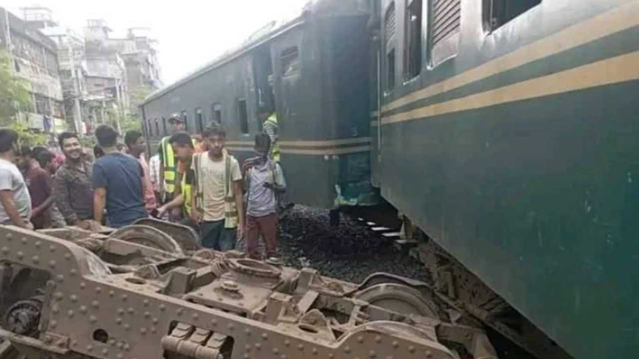 গোপীবাগে নারায়ণগঞ্জ কমিউটার ট্রেনের বগি লাইনচ্যুত