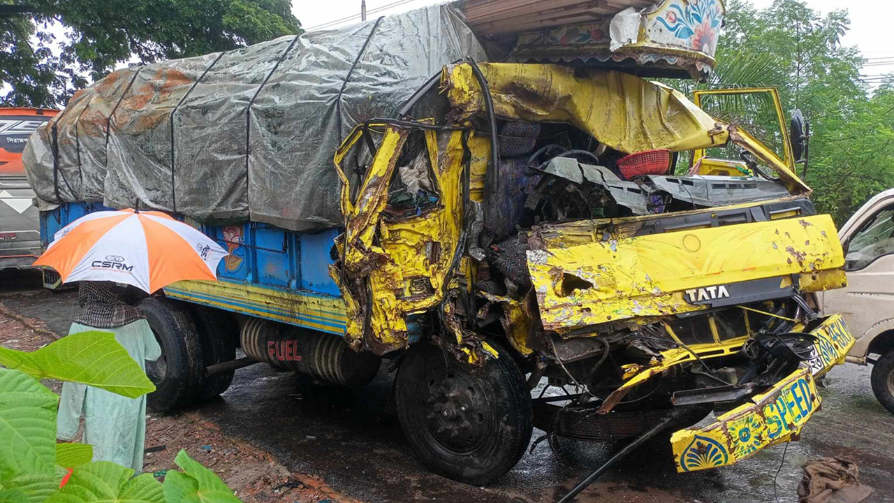 টাঙ্গাইলে বাস-ট্রাকের সংঘর্ষে নিহত ৪