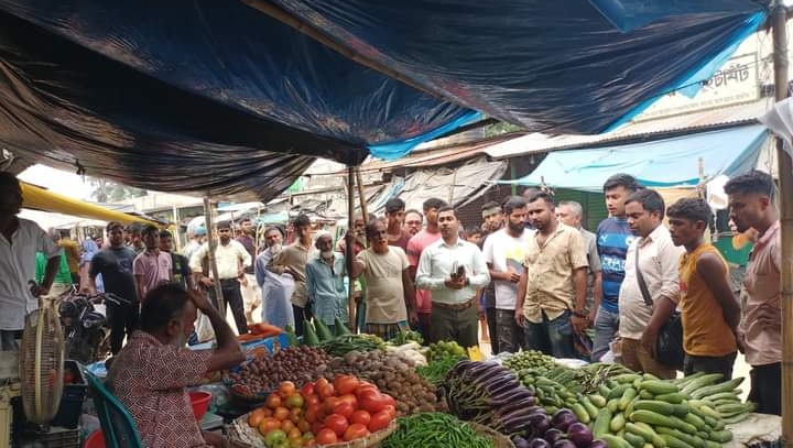 আখাউড়ায় ভ্রাম্যমাণ আদালতের অভিযানকালে তিন দোকানীকে অর্থদণ্ড