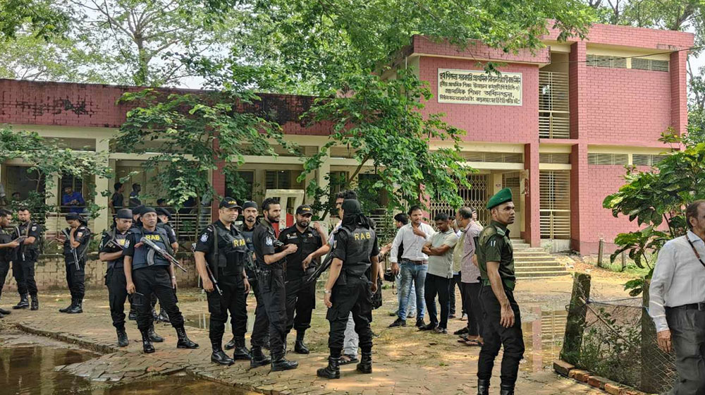 চট্টগ্রামে কেন্দ্র থেকে নির্বাচনী সরঞ্জাম ছিনতাই, ভোট স্থগিত