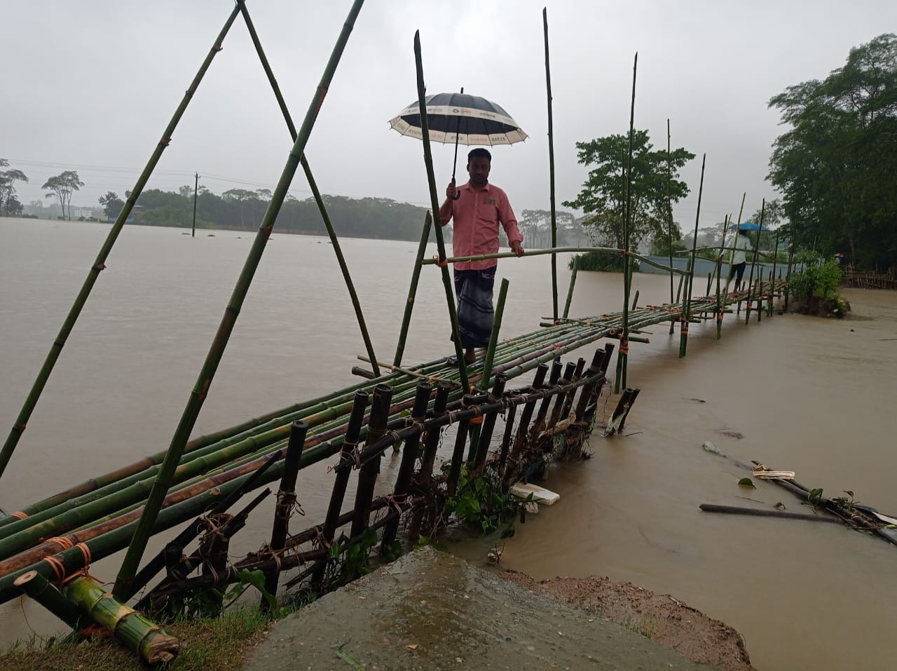 ছাতকে স্বেচ্ছাশ্রমে ৫০০ শত ফুট লম্বা সাঁকো