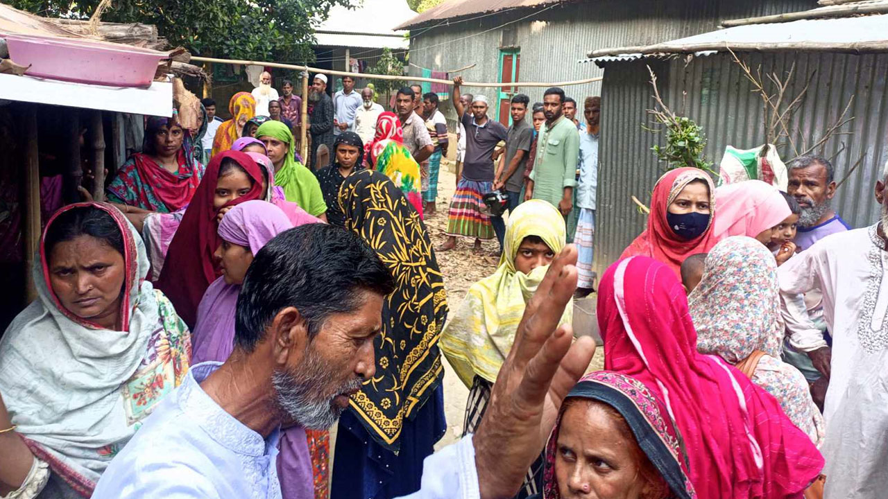 প্রেমিকের সঙ্গে কথা বলায় মোবাইল ভেঙে ফেললেন বাবা, ফাঁস নিল মেয়ে