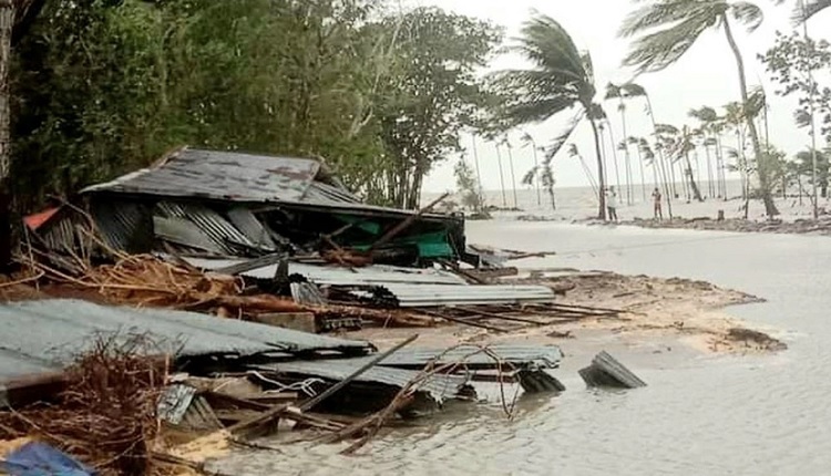 ঘূর্ণিঝড় রেমালের তাণ্ডবে প্রাণ গেল ২১ জনের