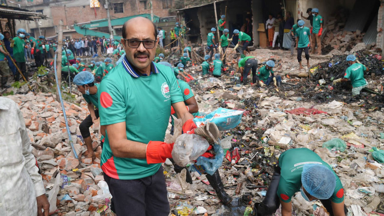 প্যারিস খালের অংশে অবৈধ ভবন ভেঙে দেওয়ার হুঁশিয়ারি মেয়রের