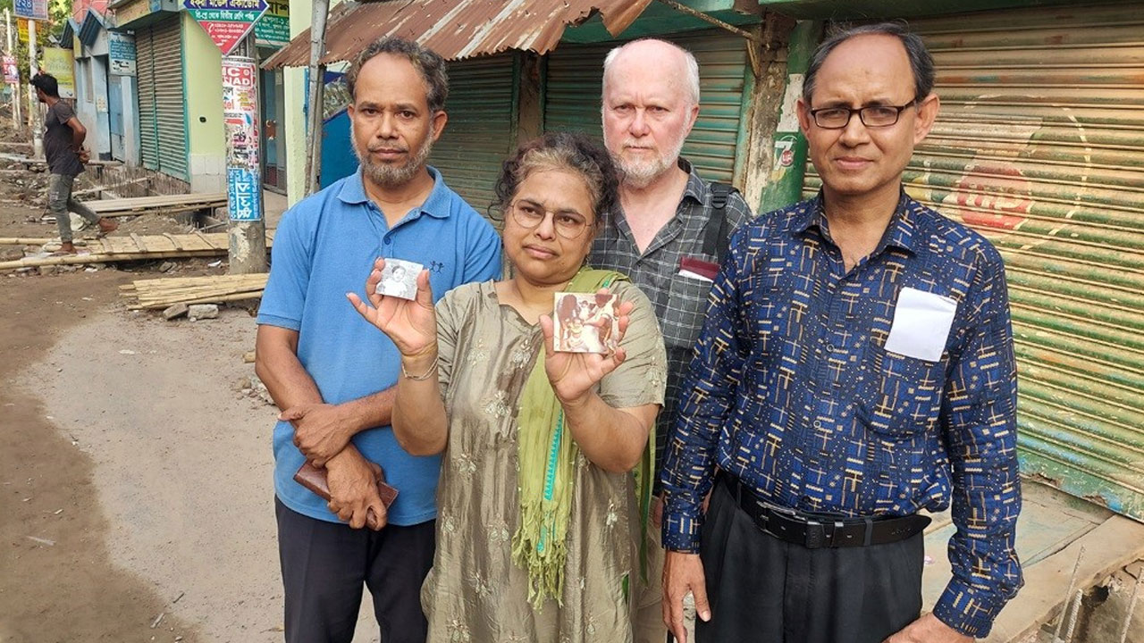 বাবা-মায়ের সন্ধানে স্বামীকে নিয়ে খুলনায় ডেনমার্কের নারী