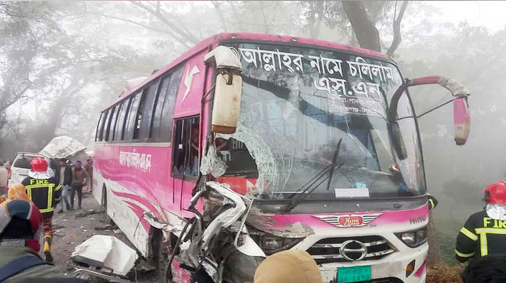 পাবনায় বাস-মাইক্রোবাস মুখোমুখি সংঘর্ষ, নিহত ২