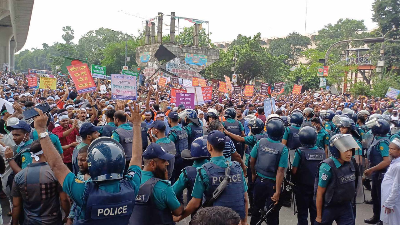 চাকরি জাতীয়করণের দাবিতে শাহবাগে অবরোধ, তীব্র যানজট