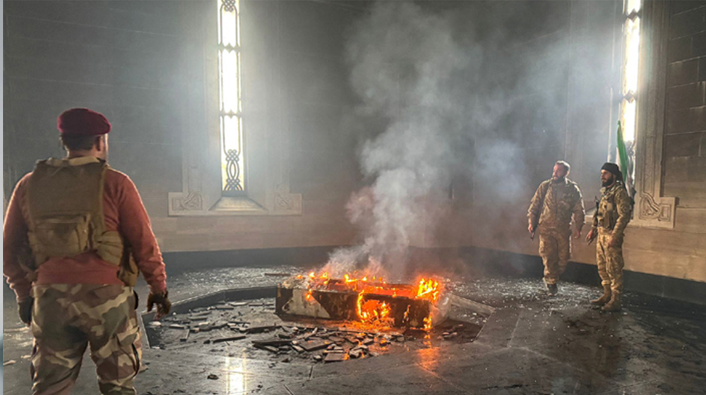 সিরিয়ায় হাফিজ আল আসাদের সমাধিতে আগুন