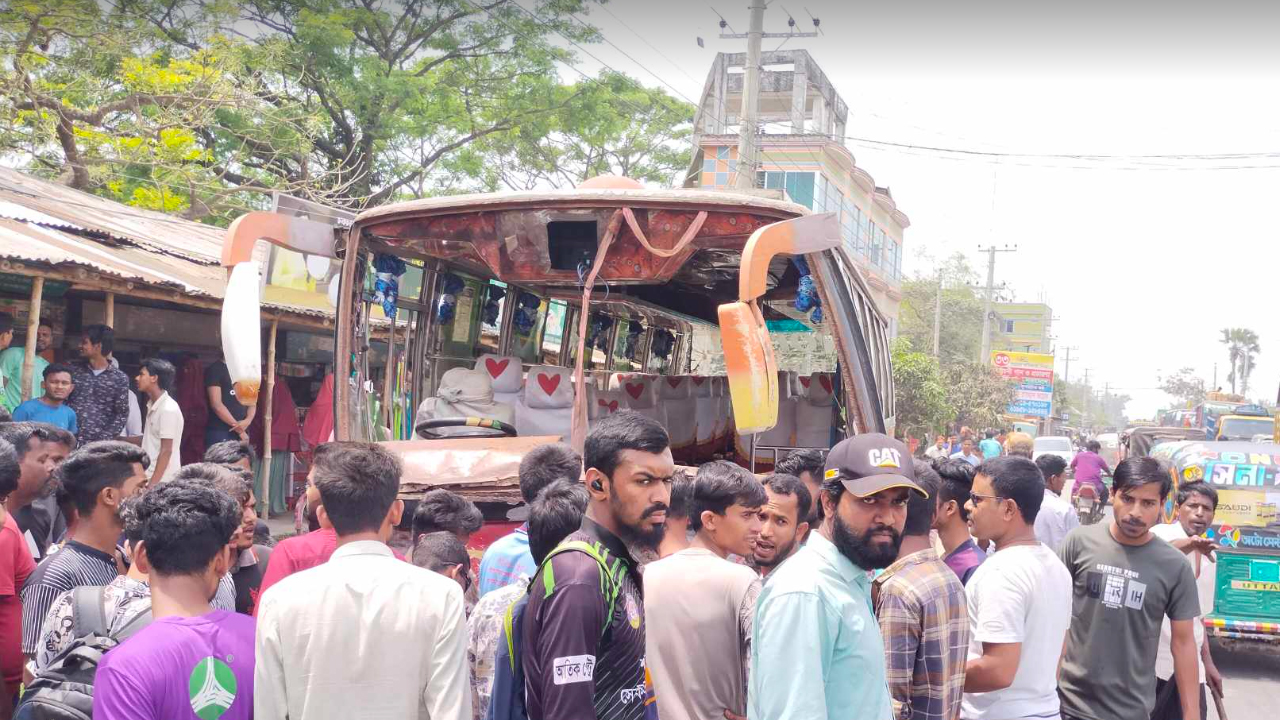 বগুড়ায় বাস-প্রাইভেটকার সংঘর্ষে নিহত ২