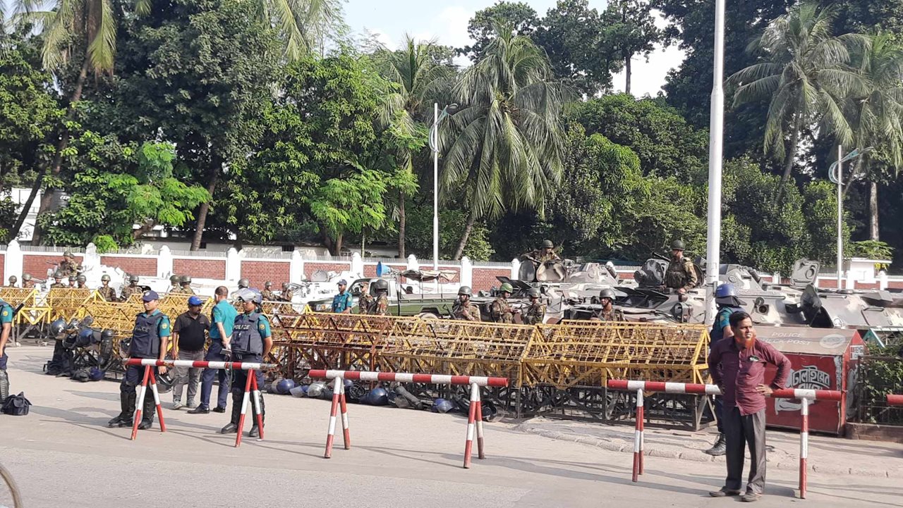 বঙ্গভবন মোড়ে জনতা, পুলিশ-সেনাবাহিনীর সতর্ক অবস্থান