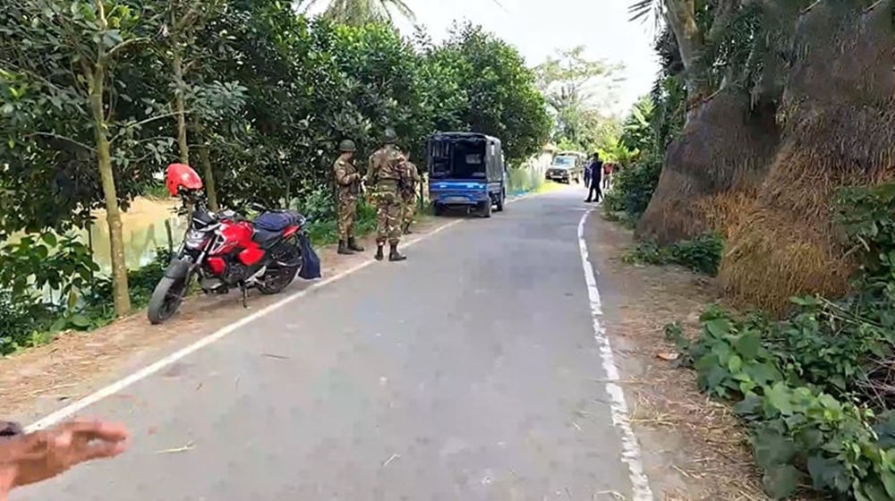 রাস্তার পাশে মিলল ১০ ব্যাগ হাত বোমা, ঘটনাস্থলে সেনাবাহিনী